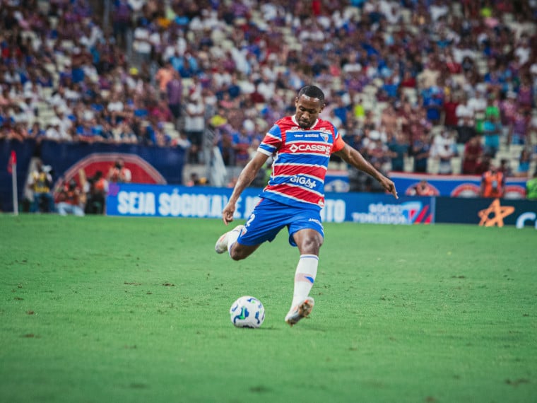 Lateral-direito Tinga no jogo Fortaleza x Palmeiras, no Castelão, pelo Campeonato Brasileiro Série A 2025