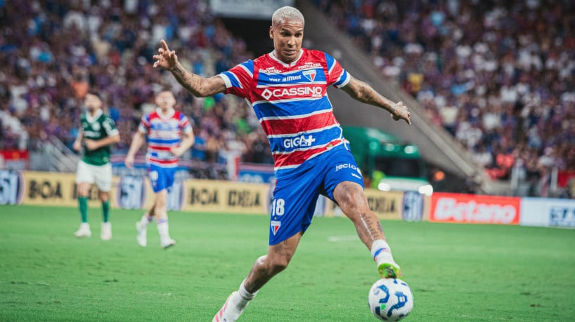 Atacante Deyverson no jogo Fortaleza x Palmeiras, no Castelão, pelo Campeonato Brasileiro Série A 2025 