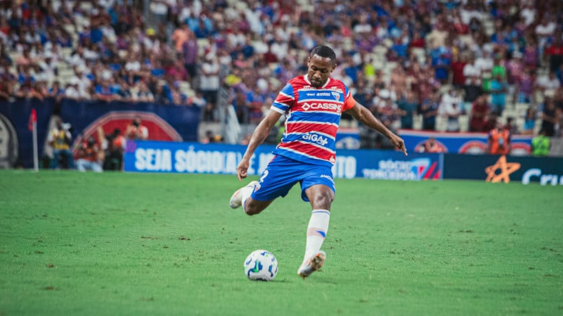 Lateral-direito Tinga no jogo Fortaleza x Palmeiras, no Castelão, pelo Campeonato Brasileiro Série A 2025 