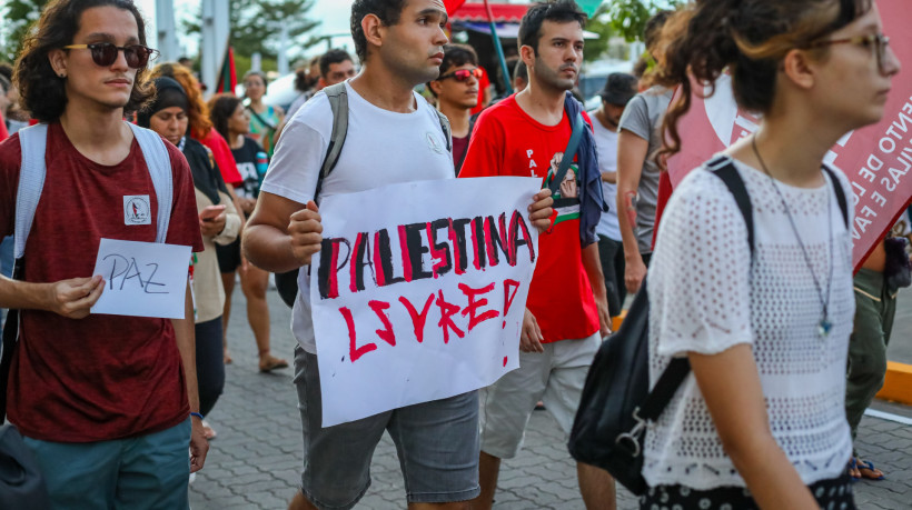 Em Fortaleza, manifestantes se reuniram na Beira Mar com cartazes pedindo pelo fim do genoc&iacute;dio em Gaza e pela liberta&ccedil;&atilde;o do povo palestino