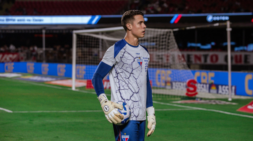 Goleiro Brenno em aquecimento antes do jogo São Paulo x Fortaleza, no Morumbis, pelo Campeonato Brasileiro Série A 2025