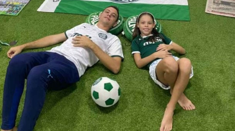 Palmeirense provocou incômodo na família paterna por decisão no nome da criança e ainda criou uma espécie de 'santuário alviverde' em casa