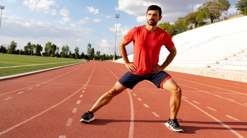 O alongamento é essencial para preparar o corpo para a corrida (Imagem: fatir29 | Shutterstock)