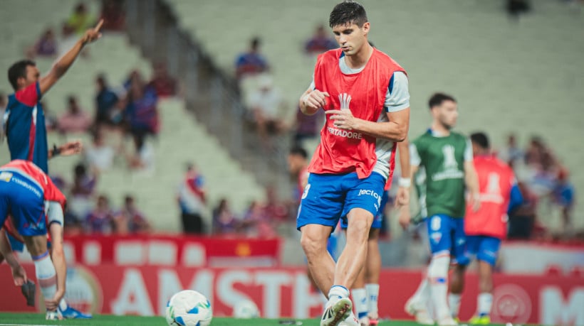Zagueiro Kuscevic em aquecimento antes do jogo Fortaleza x Colo-Colo, no Castelão, pela Copa Libertadores 2025