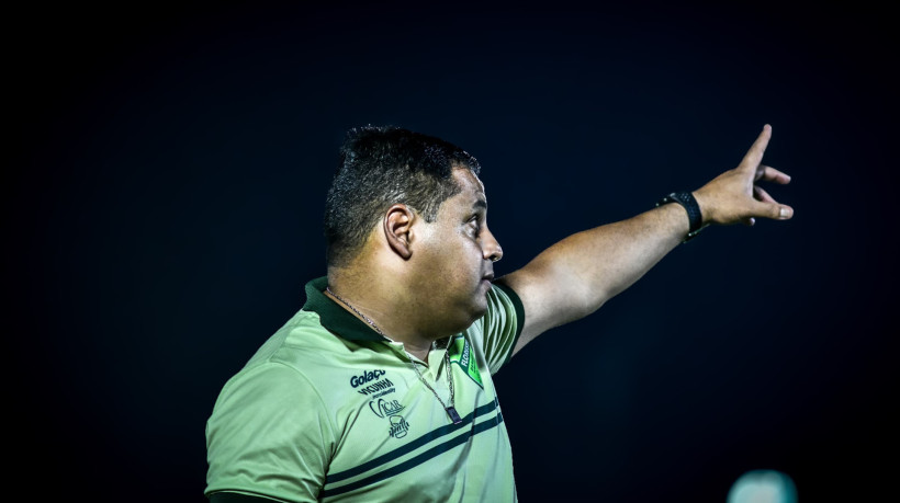 Técnico Leston Júnior no jogo Floresta x Itabaiana, no Estádio Domingão, pelo Campeonato Brasileiro Série C 2025