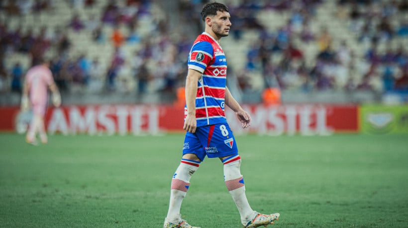 Volante Emmanuel Martínez no jogo Fortaleza x Colo-Colo, no Castelão, pela Copa Libertadores 2025
