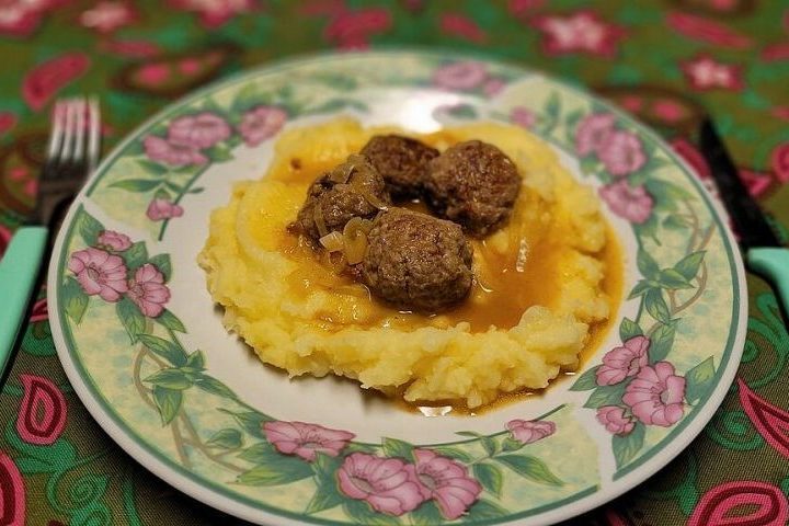 No Brasil, as almôndegas são bastante populares e costumam acompanhar massas, purês ou mesmo o clássico arroz com feijão. 