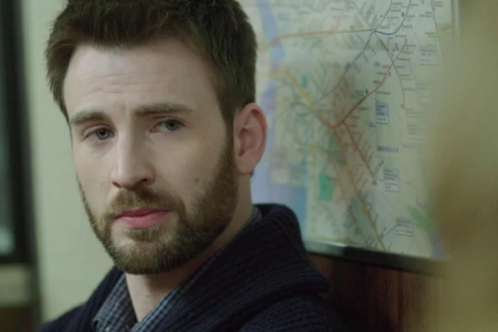 Outro que começou com filmes de comédia, Chris Evans (13/06/1981) ganhou notoriedade ao interpretar o Capitão América no MCU (Marvel Cinematic Universe). Além disso, atuou em Entre Facas e Segredos (2019) e Agente Oculto (2022). Embora não tenha Oscars, é premiado por sua popularidade e impacto na cultura pop.