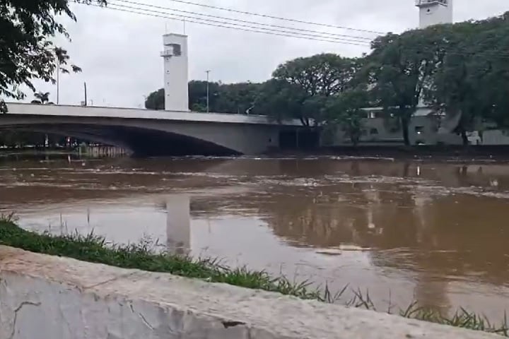 No início de fevereiro/25, a Marginal Tietê, uma das principais vias de São Paulo, ficou inundada por conta de uma forte chuva que atingiu a capital e a região metropolitana da cidade.