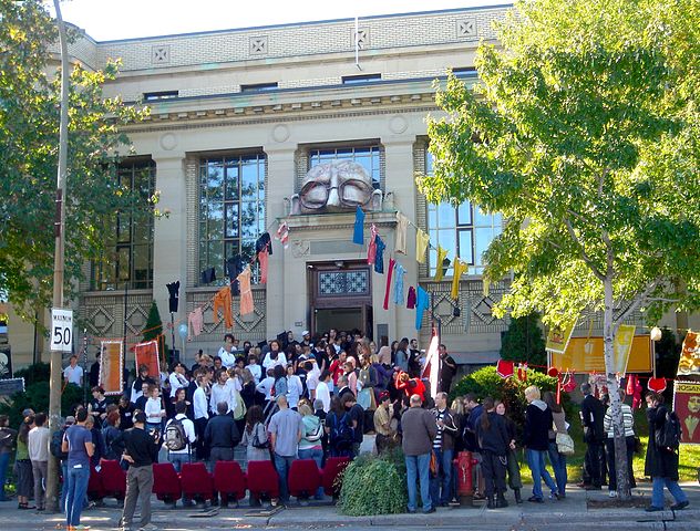 Após apenas dois anos na UBC, ele decidiu mudar de curso e se mudar para Montreal, onde começou a estudar na National Theatre School.