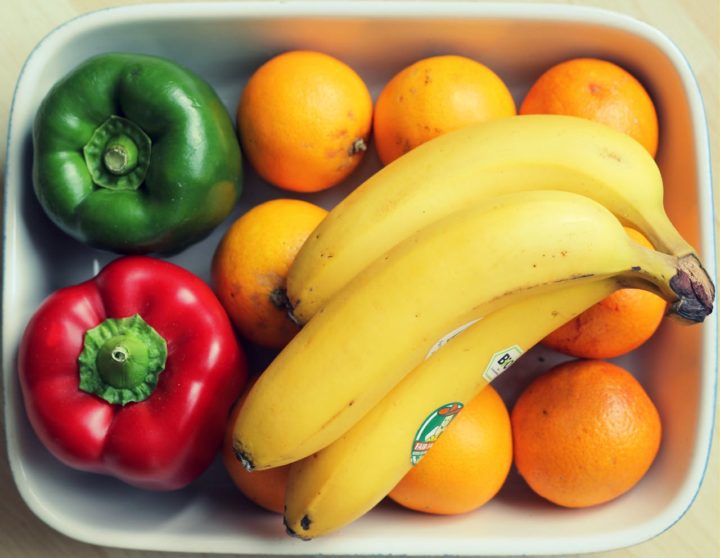 A banana é uma excelente fonte de nutrientes essenciais para a saúde pois ela é rica em: potássio, vitaminas C e B6, fibras e carboidratos.