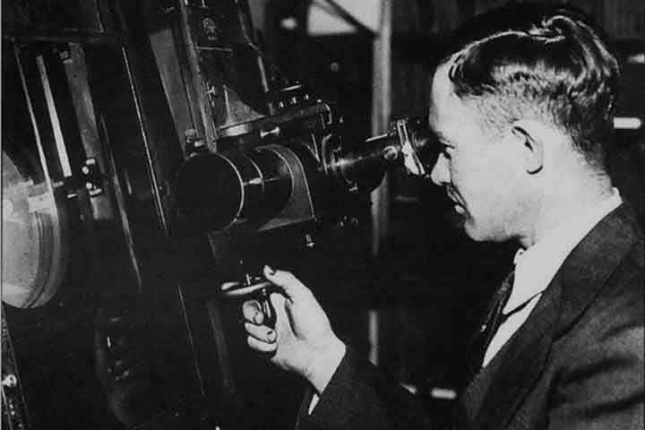 Coube ao astrônomo estadunidense Clyde Tombaugh descobrir a existência de Plutão. Após sua descoberta, ele obteve bacharelado e mestrado em astronomia pela Universidade do Kansas em 1936 e 1938.