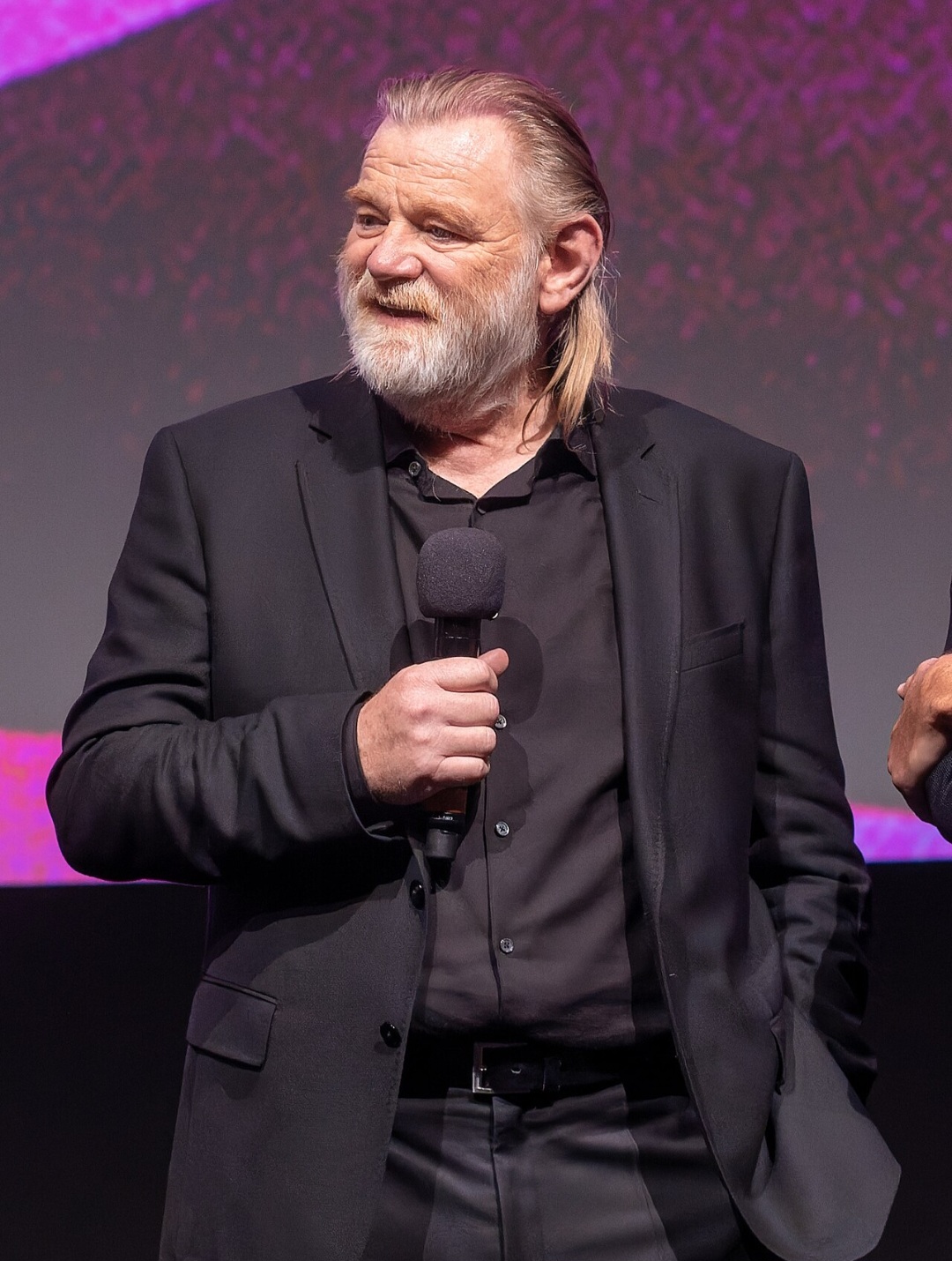 BRENDAN GLEESON - Dublin, 29 de março de 1955 - Ator tardio, Brendan iniciou sua carreira em 1989. Foi aclamado por O General (1998) e por seu papel em In Bruges (2008), ganhando prêmios Irish Film & Television. Também se destacou em Os Banshees de Inisherin (2022).
