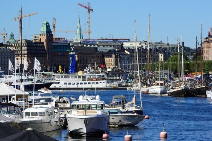 Fundada em 1252, Estocolmo rapidamente se tornou um importante centro comercial e político na região. Hoje, a cidade conta com cerca de 1,72 milhão de habitantes.
