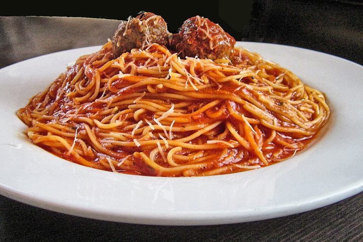 Nos Estados Unidos as meatballs são tradicionalmente servidas com espaguete e molho vermelho, criando o famoso “spaghetti and meatballs”.