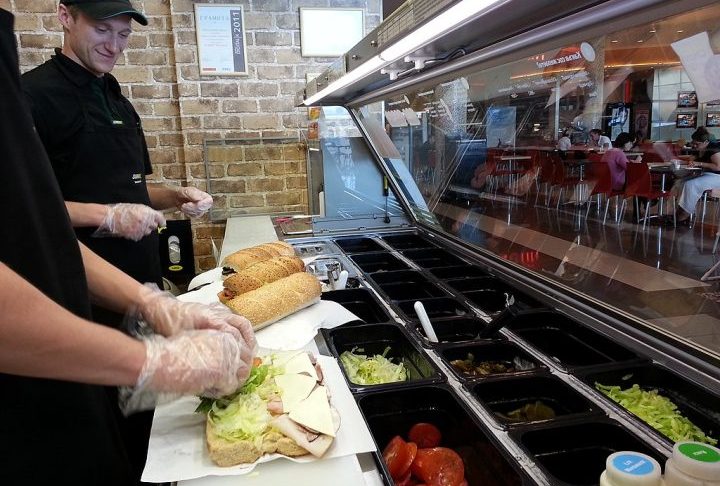 Essa prática pode expor os alimentos à chamada zona de perigo de temperatura (entre 4 °C e 60 °C), na qual há alto risco de proliferação de bactérias.