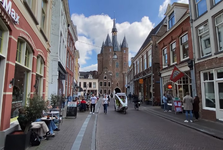 Zwolle é um polo de smart city, testando tecnologias como sensores em ruas para monitorar tráfego e umidade. 