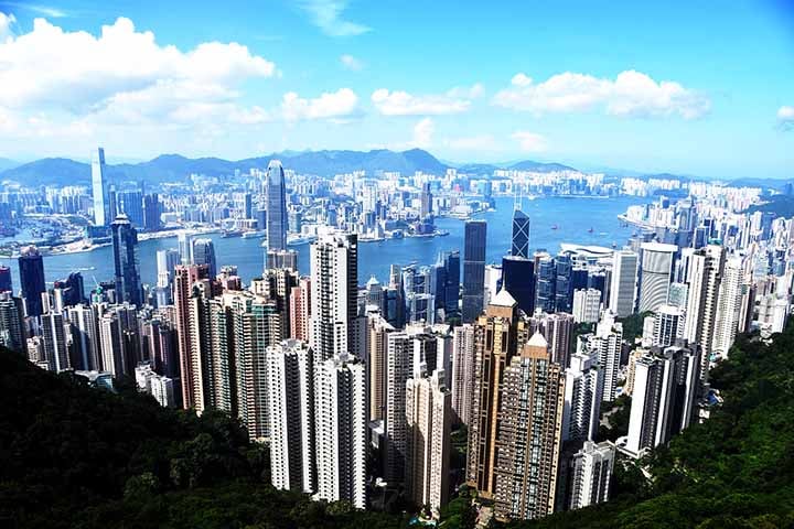 O histórico deste país é marcado pela transição de uma colônia britânica para uma região administrativa especial da China. O local tornou-se pertencente aos britânicos após a Primeira Guerra do Ópio em 1842. 