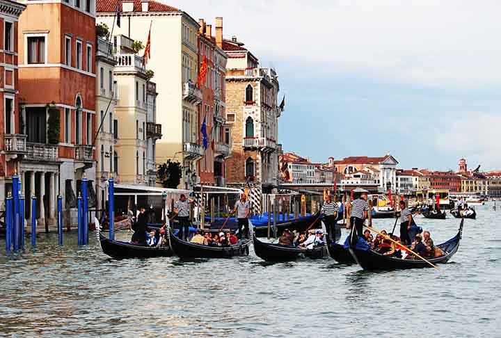 Veneza (Itália): A cidade italiana, que está sempre cheia de turistas, decidiu cobrar uma taxa de entrada, inclusive para quem está a pé. Também estabeleceu um limite máximo de visitantes por dia.