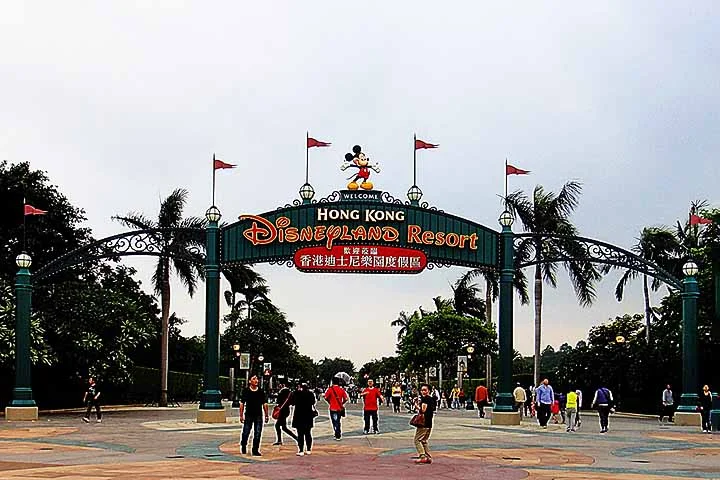 Hong Kong Disneyland está localizada em terrenos valorizados de Penny Bay, na ilha de Lantau, Hong Kong. O parque temático é composto por sete áreas: Main Street, USA; Fantasyland; Adventureland; Tomorrowland; Grizzly Gulch; Mystic Point; e Toy Story Land. 