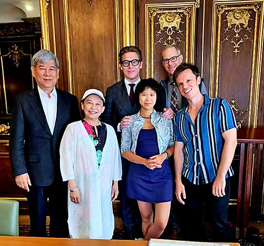 Wang nasceu em Pequim no dia 10/02/1987. Pertencente a uma família de músicos, ela entrou no Conservatório Central de Música da capital chinesa com apenas sete anos de idade. 
