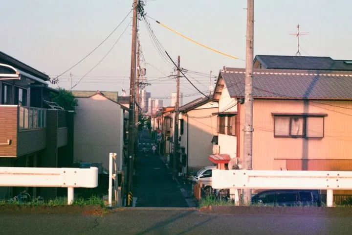 De acordo com as regras locais, por estar em uma esquina, é permitido ocupar até 80% do terreno, desde que sejam seguidas normas contra incêndio.