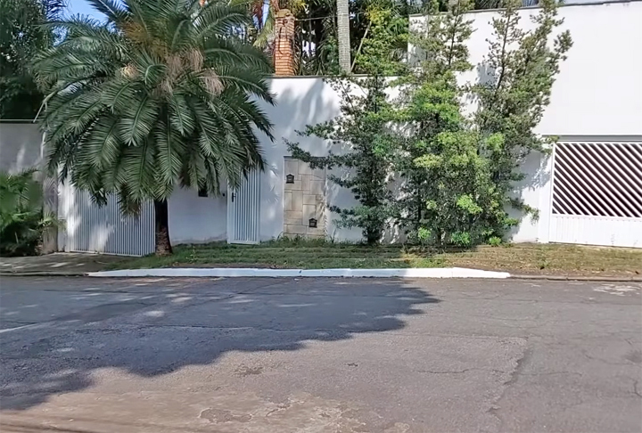 Os autores foram os irmãos Daniel e Cristian Cravinhos a mando da filha do casal, Suzane von Richthofen. O crime ocorreu na casa da família, no Brooklin, zona sul de São Paulo.