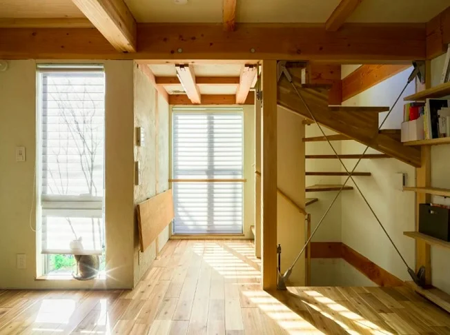 Os arquitetos usaram áreas inclinadas para aumentar o espaço útil, chegando a 60 m² de área construída. 