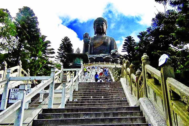 Tian Tan Buddha, também conhecido como o Grande Buddha, é uma estátua de bronze em Ngong Ping, Lantau, Hong Kong. Ela fica próxima ao Monastério Po Lin e simboliza a relação harmoniosa entre o homem e a natureza, as pessoas e a religião.