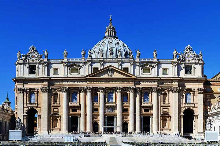 Um deles é a forte influência que a Europa sempre teve no Vaticano, o que tende a favorecer cardeais que atuam no continente.
