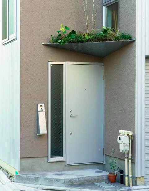 Mesmo com pouco espaço, o paisagismo não foi esquecido. Plantas foram colocadas sobre os beirais e, já que não havia muito espaço no chão, o jardim foi levado para o segundo andar. 