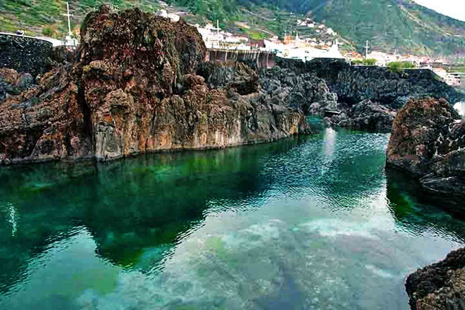 A trilha leva os visitantes por entre a vegetação nativa da ilha e oferece vistas deslumbrantes das montanhas e da costa. A exuberância da vegetação e os pontos de vista espetaculares encontrados ao longo da levada chamam a atenção, assim como a sensação de imersão na natureza.