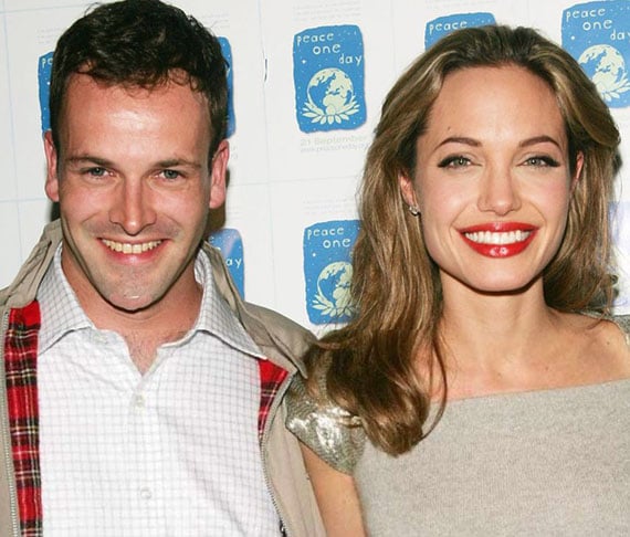 Angelina foi casada três vezes. Primeiro com o ator britânico Jonny Lee Miller (foto), de 1996 a 2000. O segundo matrimônio foi com Billy Bob Thornton, entre 2000 e 2003.
