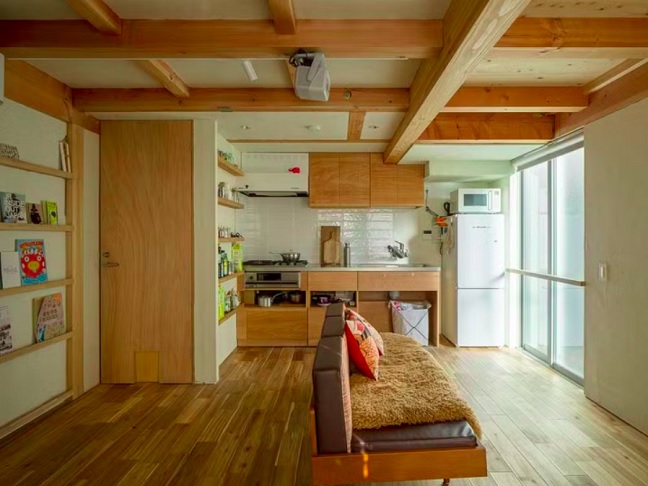 Com soluções inteligentes e um design bem pensado, essa pequena casa em Tóquio mostrou que é possível viver com conforto mesmo em espaços reduzidos.