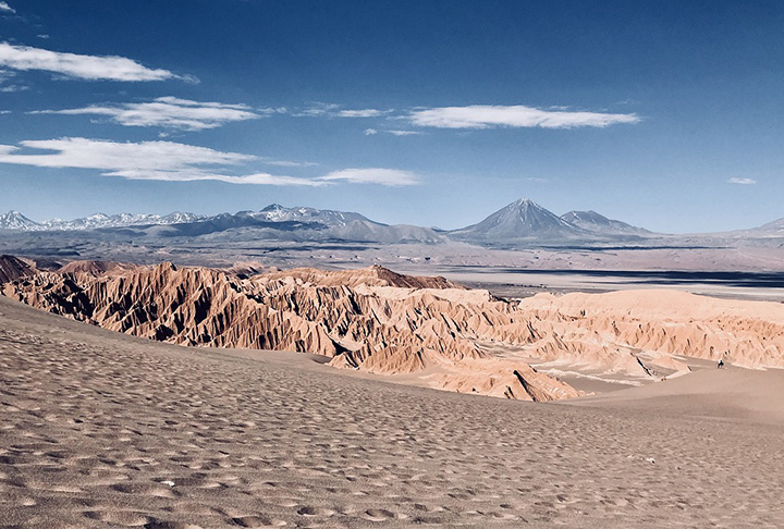 Uma curiosidade sobre desertos arenosos é que a amplitude térmica é bem dilatada. Assim, pode fazer 50ºC durante o dia e chegar a temperaturas abaixo de zero à noite. 