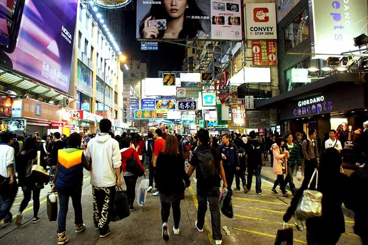 Mong Kok é uma área agitada cheia de ruas estreitas, conhecida pelo intenso comércio de Hong Kong. É um dos distritos mais vibrantes e alvoroçados do país, tendo mercados de rua, como o Ladie's Market.