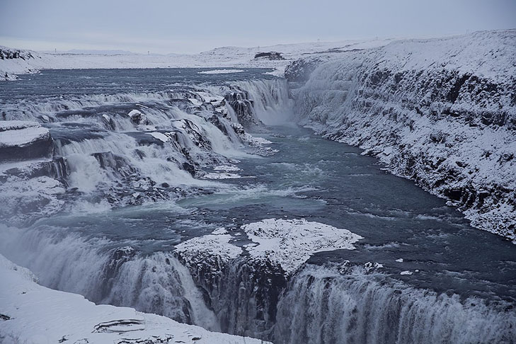 As Cataratas de Gullfoss, cujo nome em islandês significa Catarata Dourada, despejam a água do rio Hvitá, proveniente do glaciar Langjökull.  Um cenário que tem bastante gelo nas estações mais frias do ano. 