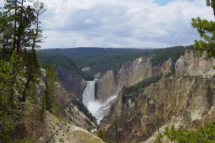 As Cataratas de Yellowstone - Duas cachoeiras são as atrações no Parque Nacional Yellowstone. As quedas têm 33m na parte superior e 94m na inferior, com 22 m de largura. Uma cachoeira estreita, mas feroz, com 240 m³ de água por segundo, num cânion monumental de 304m de altura. 