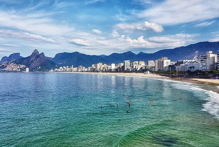 O preço de imóveis e aluguéis, especialmente em bairros de elite como Leblon e Ipanema, é bem alto, impulsionado pela demanda tanto de turistas quanto de investidores.