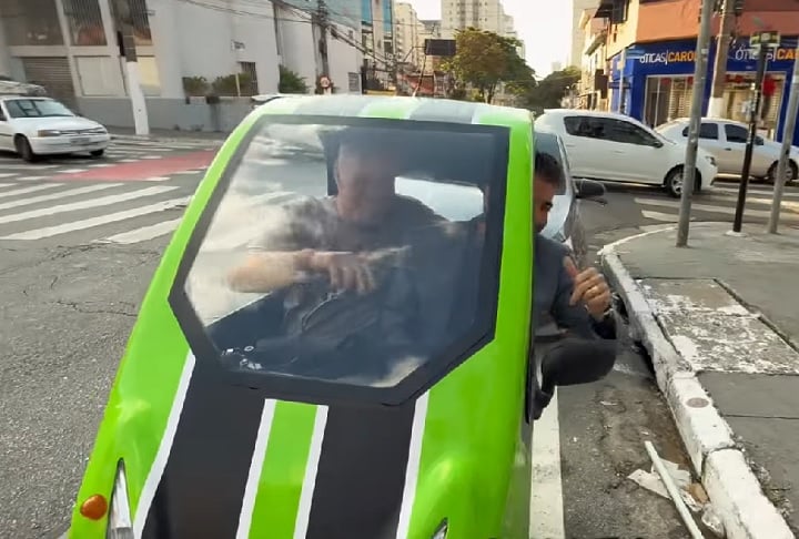 Segundo o inventor, até seria possível levar duas pessoas, mas só se forem magrinhos.