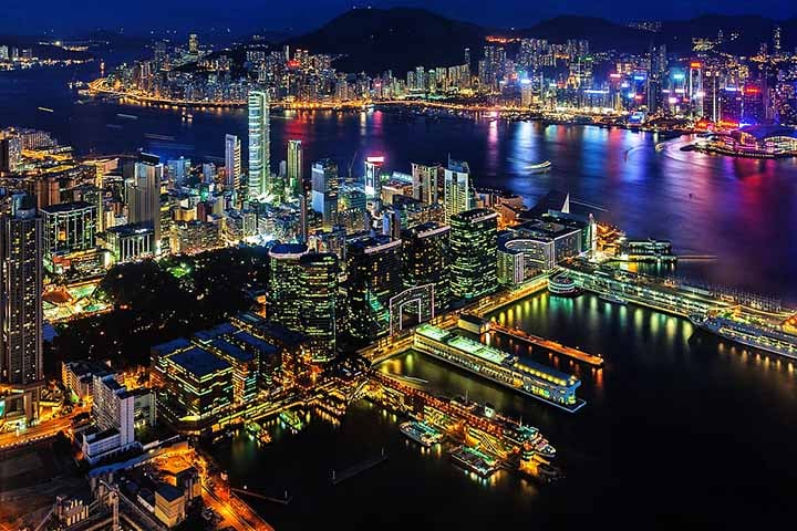 Tsim Sha Tsui é um bairro de compras e vida noturna em Kowloon, sul de Hong Kong. Restaurantes casuais e lojas locais ecléticas ficam lotadas ao longo da Nathan Road, iluminada por neon.