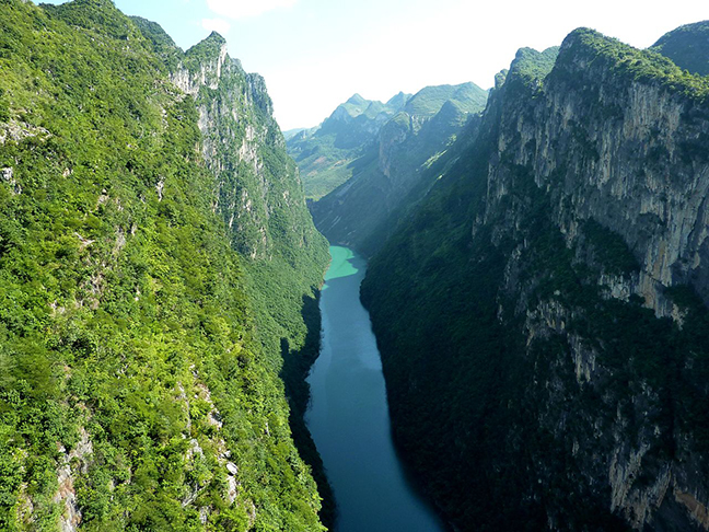 Porém, se levarmos em conta não apenas a estrutura da ponte, mas a profundidade de vales e desfiladeiros em que foram construídas, algumas pontes se destacam, a maioria na China. Veja quais são as pontes mais altas do mundo. Dá vertigem só de olhar! (na foto, a visão que se tem da ponte Beipanjiang, que mostraremos em seguida)