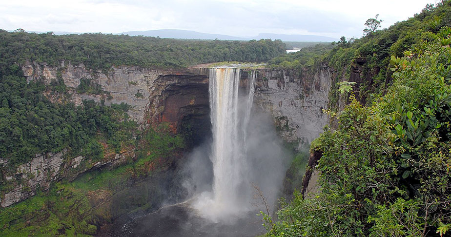 As Cataratas de Kaieteur ficam no Parque Nacional Kaieteur e derramam a água do rio Potaro. A cachoeira tem 226m de altura e era cultuada pelos antigos indígenas da região. 
