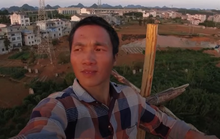 No topo da torre, onde ele dorme, o balanço provocado pelo vento é constante.