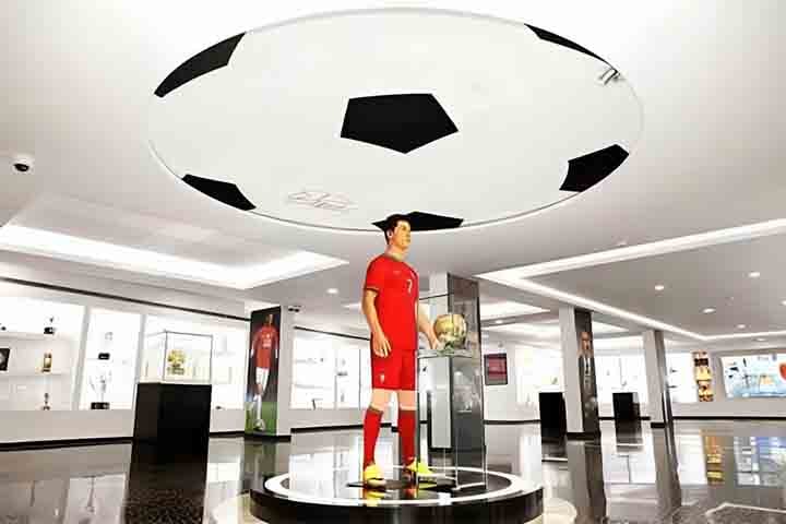 Para os fãs de futebol e de Cristiano Ronaldo, o museu oferece uma experiência única, com uma coleção impressionante que mostra sua ascensão ao topo do futebol mundial.