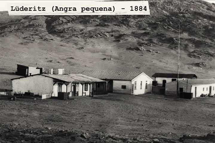 A vegetação do local é quase inexistente devido à baixa umidade. Além de composta por diversas espécies de arbustos halófitos e herbáceas. 