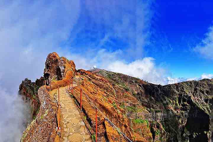 O Pico do Areeiro é o terceiro ponto mais alto da Madeira, com 1.818 metros de altitude. O acesso ao topo é fácil e oferece uma vista impressionante da ilha.