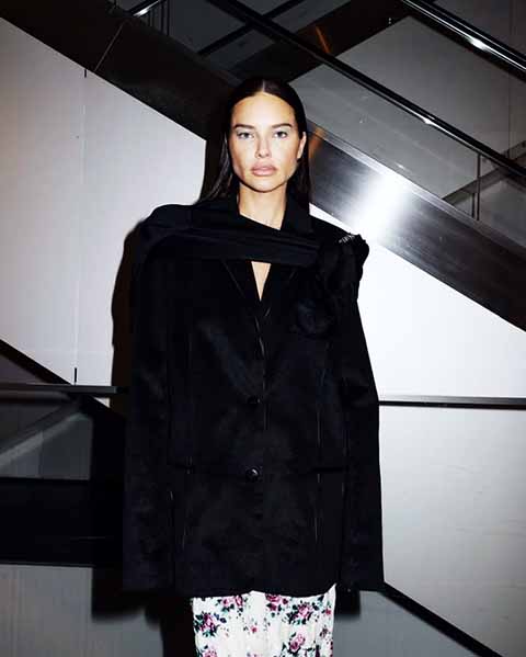 Em 1999, a modelo brasileira fez seu primeiro desfile da grife Victoria’s Secret. Na época, ela assinou contrato para ser uma Angel da marca americana - vínculo que durou até 2018.
