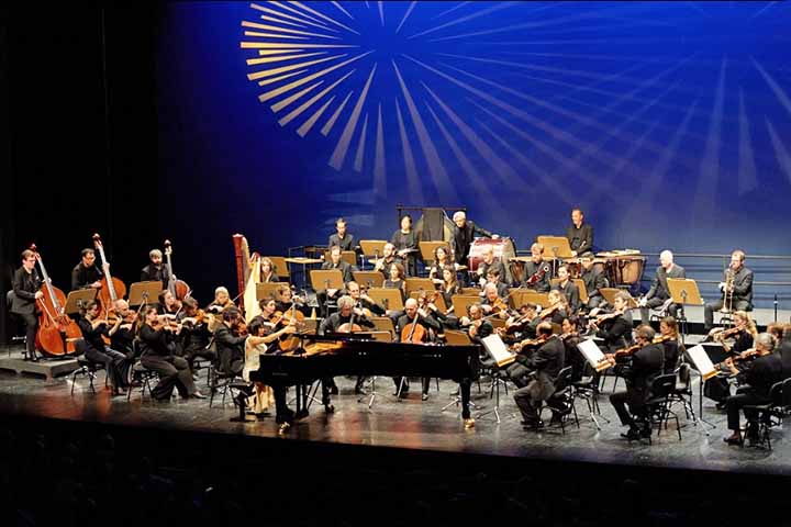 Aos 14 anos, ela mudou-se para o Canadá a fim de aprender inglês e prosseguir os estudos no instrumento no Mount Royal University Conservatory, centenária instituição sediada na cidade de Calgary.
