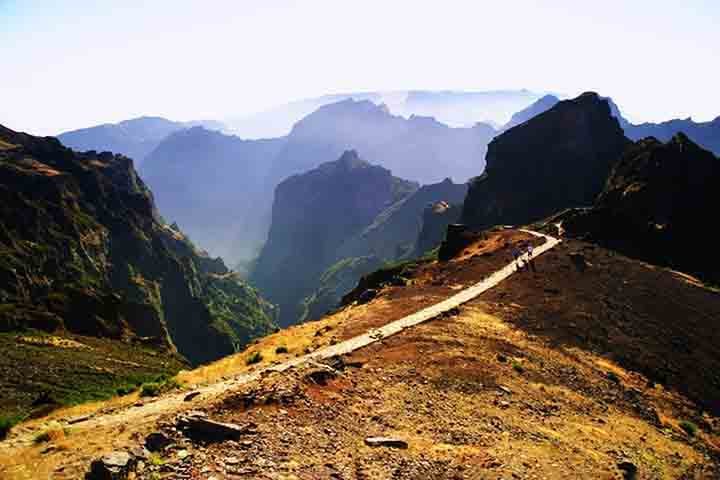 É um dos lugares ideais para quem quer admirar a Madeira de cima sem precisar fazer uma longa caminhada. Nela, é possível observar a vista panorâmica que abrange as montanhas, vales e a costa, proporcionando uma imagem vibrante da diversidade da ilha.